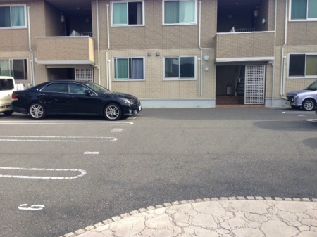 グランシャリオⅢ 駐車場