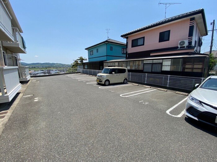 ヴィラ　イーハトーヴ　B棟 駐車場