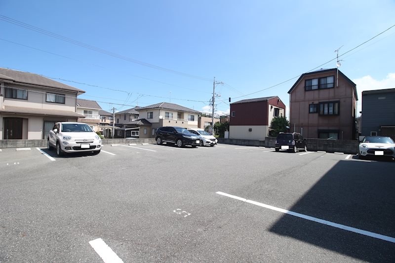 ヴィラ・フォンティーヌ垢田 駐車場