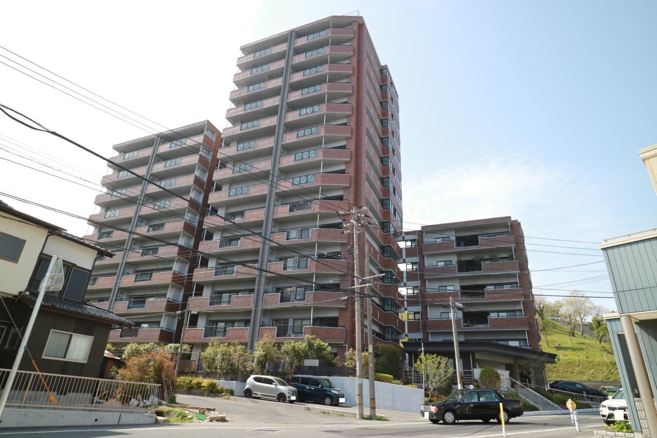 落ち着いた色合いの外観が印象的なマンション。自然と調和する穏やかな住環境で、新たな生活を始めてみませんか。